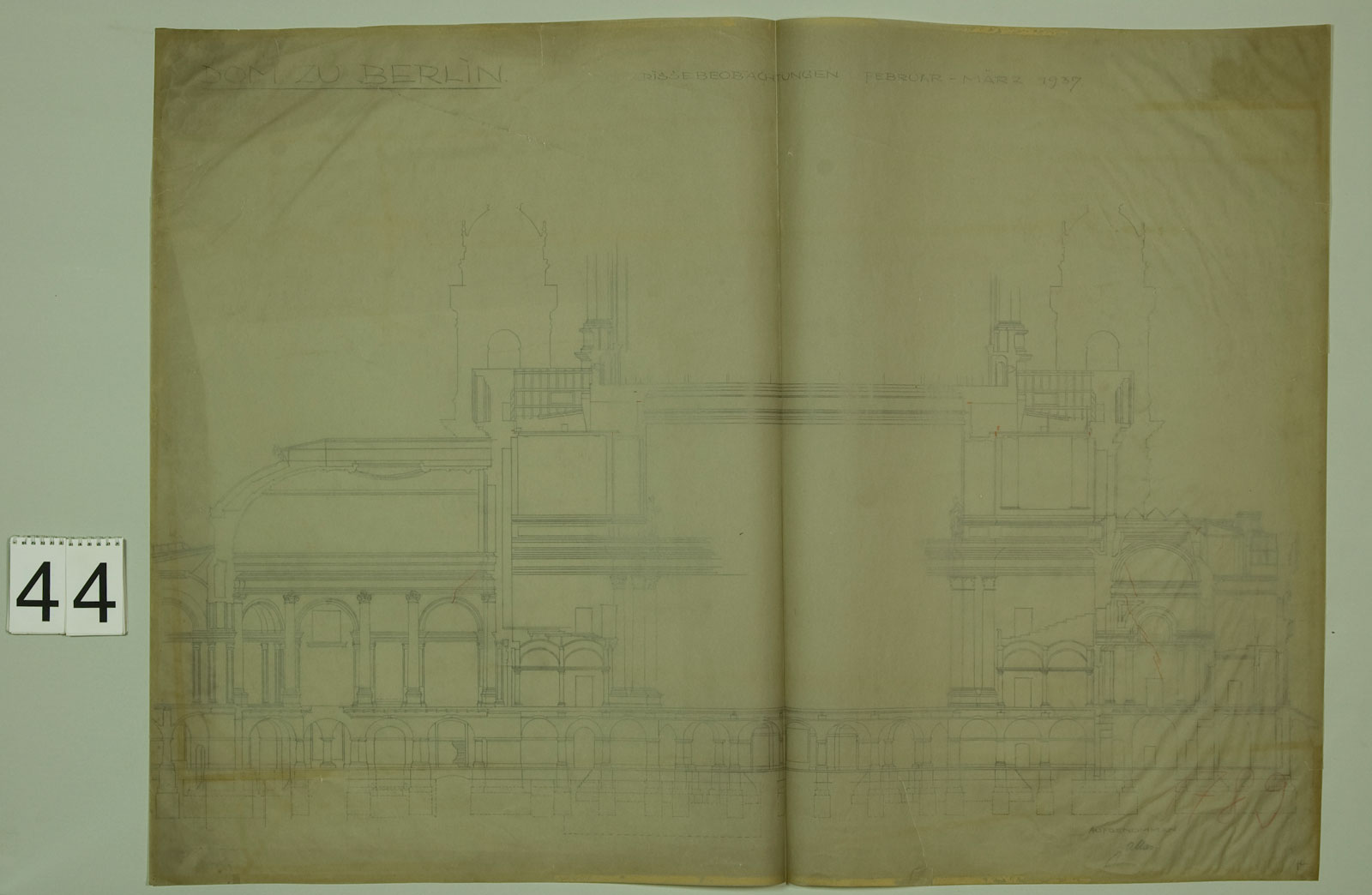 Blatt 44: Nord-Süd-Schnitt des Doms mit Rissebeobachtung, 1937 (Photo: Domarchiv) Blatt 44: Nord-Süd-Schnitt des Doms mit Rissebeobachtung, 1937 (Photo: Domarchiv)